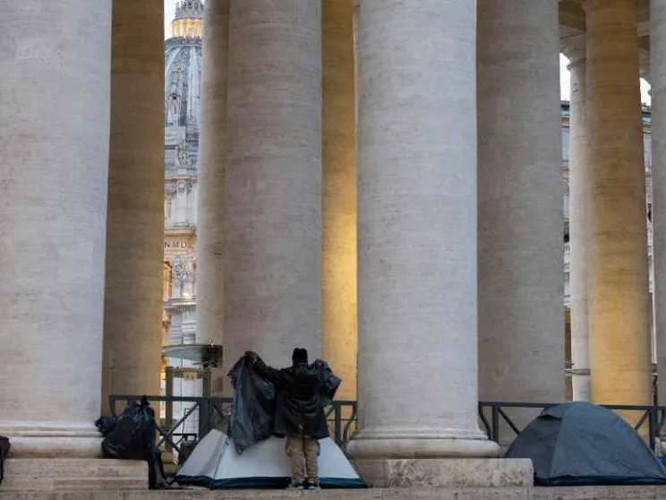 Il Papa dona 5mila croissant ai clochard di Roma
