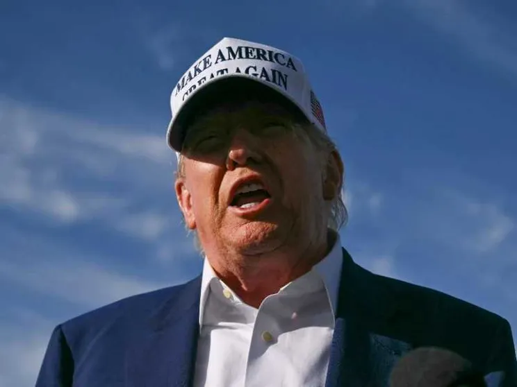 L'ennesimo dietrofront di Trump sui dazi per l'Ue. E Putin «è impazzito»