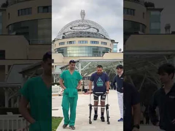 Il paraplegico che cammina dopo la neurostimolazione. «È la prima volta»
