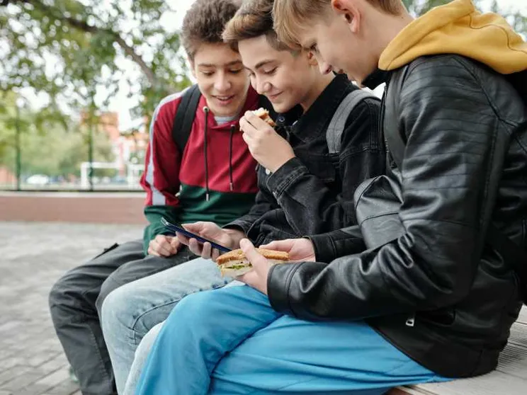 Ecco la stretta Ue su social e minori: più controlli e verifiche dell’età
