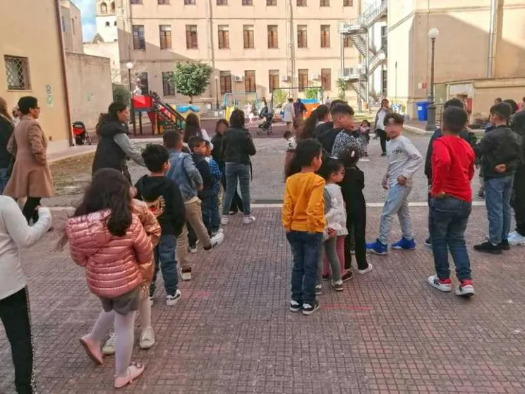 Sì, dovremmo riflettere sui diritti e sui doveri di chi c'è già