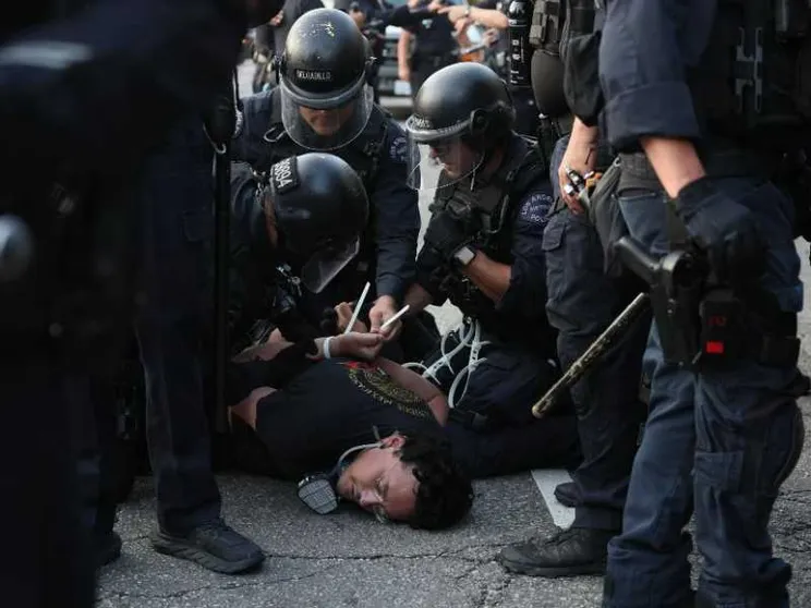 Arresti di massa, coprifuoco e nuove deportazioni: Los Angeles è nel caos