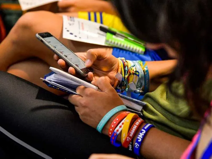 «Stop ai cellulari anche alle scuole superiori»