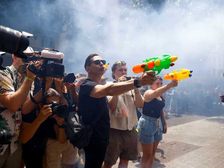 In Spagna riesplode la protesta: pistole ad acqua contro i turisti