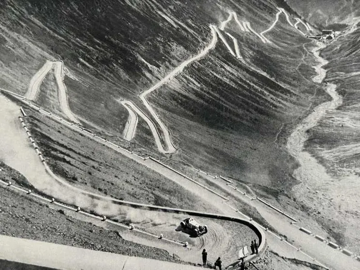La Strada dello Stelvio ha 200 anni: bici, auto e moto d'epoca la festeggiano