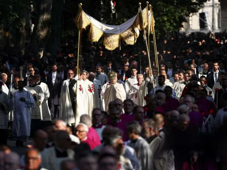 Il Papa a piedi per Roma. «Interi popoli umiliati dall’ingordigia»
