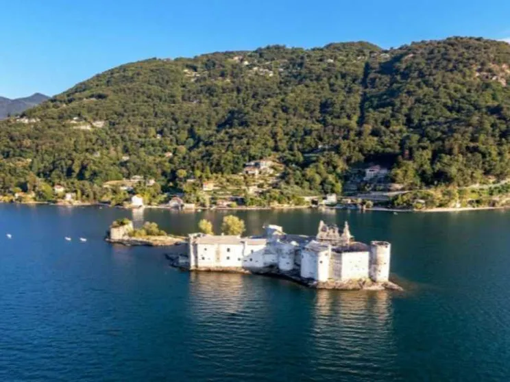 Sul Lago Maggiore aprono i Castelli di Cannero. Magia di luci a Baveno