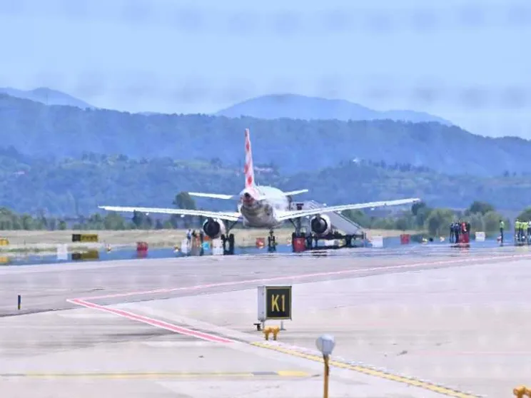 La corsa in pista, la morte risucchiato da un aereo: cos'è successo a Orio