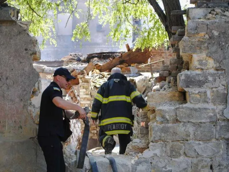 Odessa senza pace sotto il tiro dei droni. Trump: aiuti a Kiev con soldi Nato
