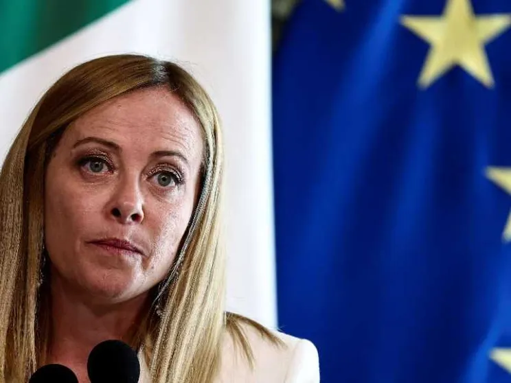 Meloni: «Inaccettabile». Il silenzio dell'Ue, la telefonata di Trump