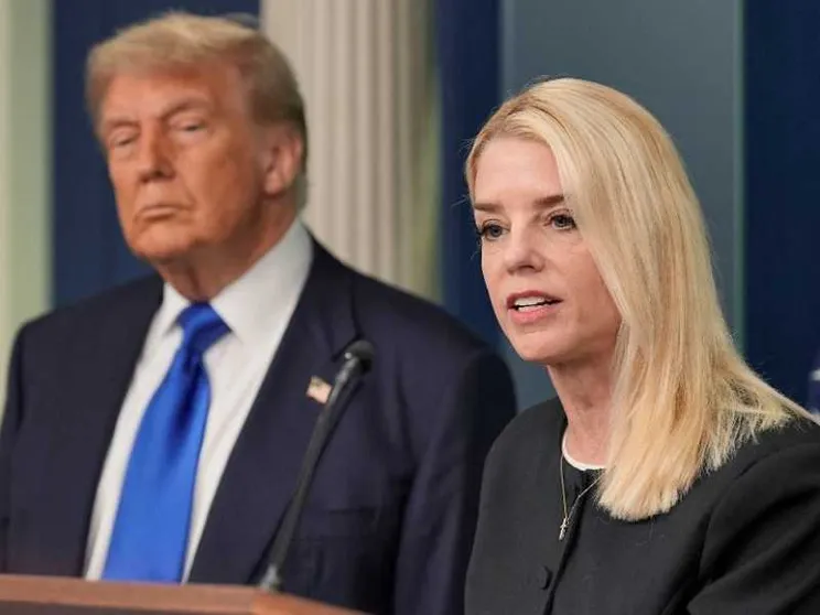 Politica, bufale e lettera oscena: la saga Trump-Epstein è appena cominciata