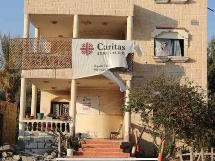 È stato distrutto il centro medico della Caritas a Deir al-Balah