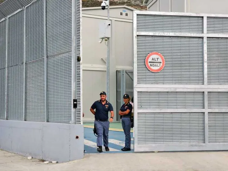 Il caso dei 132 migranti trasferiti in Albania «senza ordini»