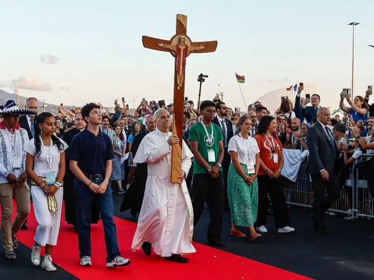 Il Papa ai giovani: «Il mondo ha bisogno di missionari della pace»