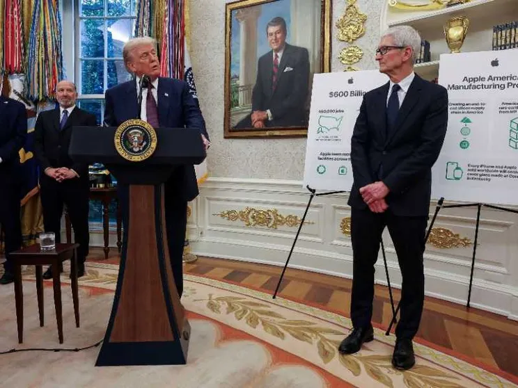 Apple cede a Trump: investe 100 miliardi per evitare i dazi