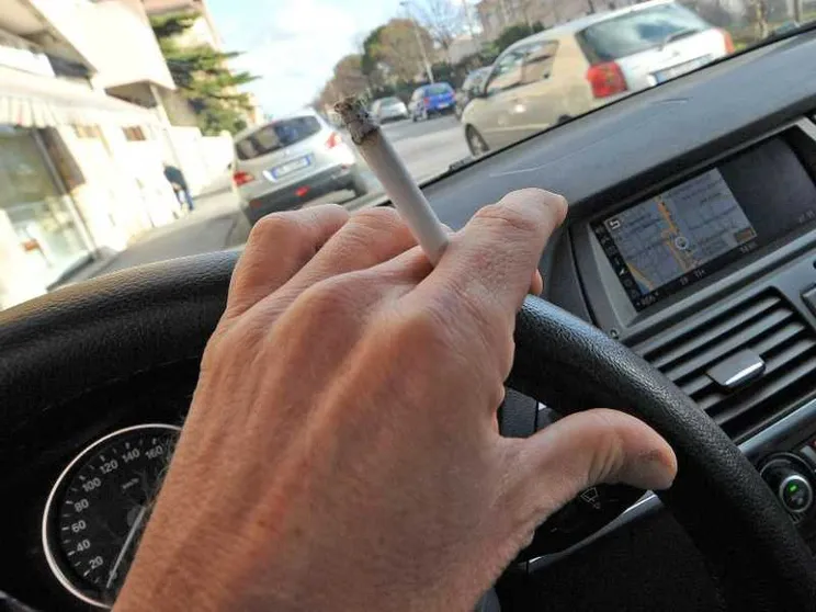 Multe fino a 18mila euro per chi getta rifiuti dal finestrino