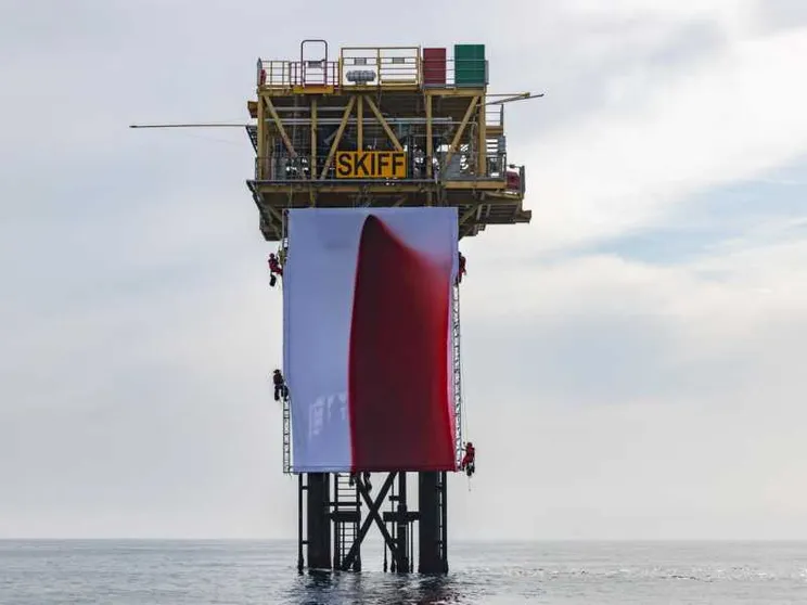 Greenpeace installa una gigantesca opera di Anish Kapoor su una piattaforma Shell