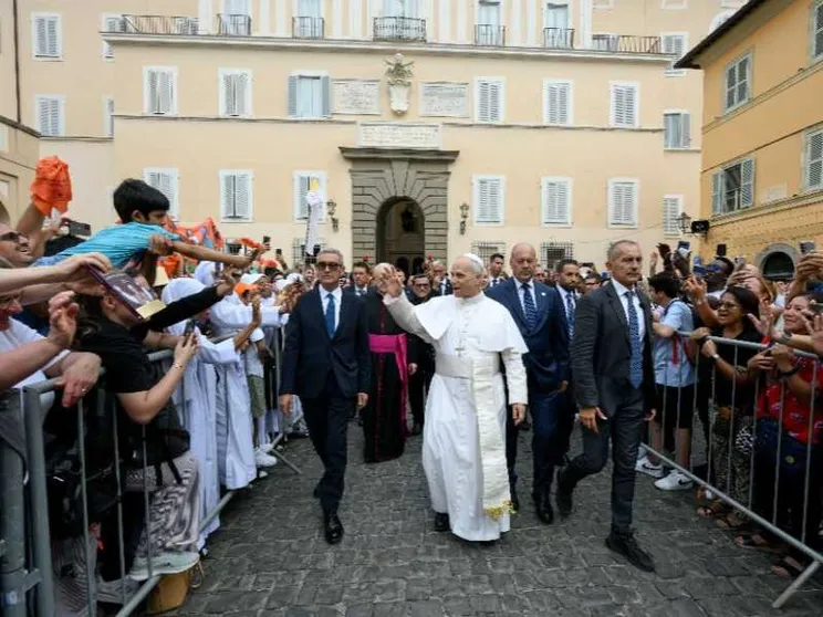 La lunga tavola apparecchiata a Castel Gandolfo: Leone XIV pranza coi poveri