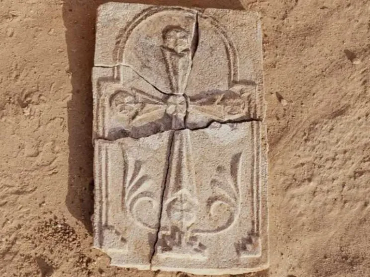 Una croce del VII secolo emerge dalle sabbie di Abu Dhabi