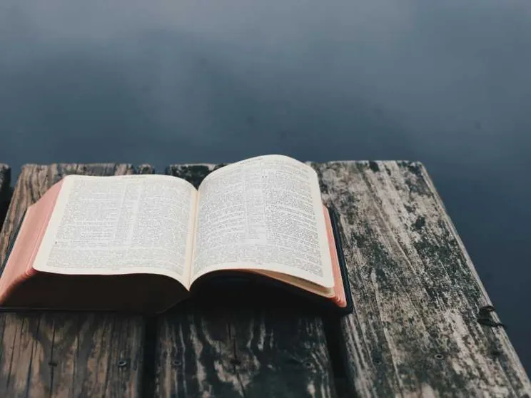 Leggere la Bibbia sine glossa. E sine smartphone