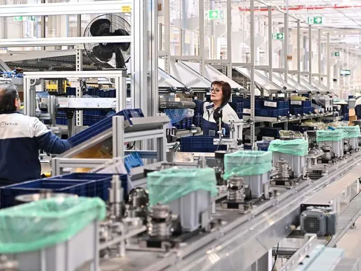 Accordo Usa-Ue su auto e beni industriali, Trump tassa i "pacchi"