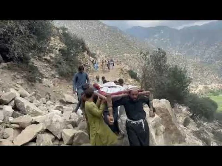 Afghanistan, oltre 1.400 le vittime: portiamo a valle i corpi a spalla