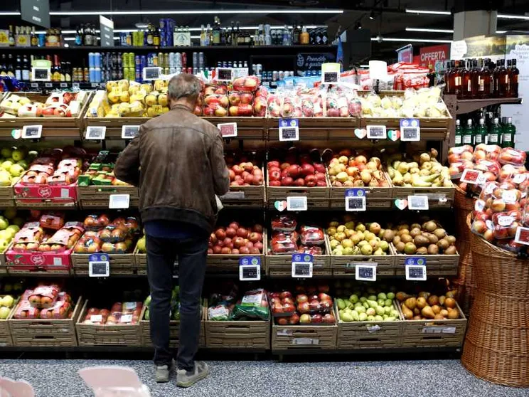 Come funziona “Dedicata a te”, la carta per la spesa delle famiglie povere
