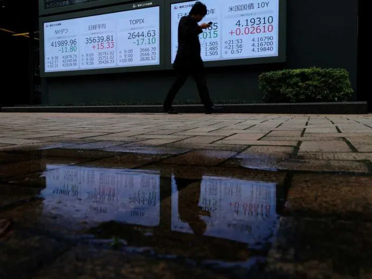 Investitori in fuga dai debiti globali: la tempesta tra incertezza e deficit