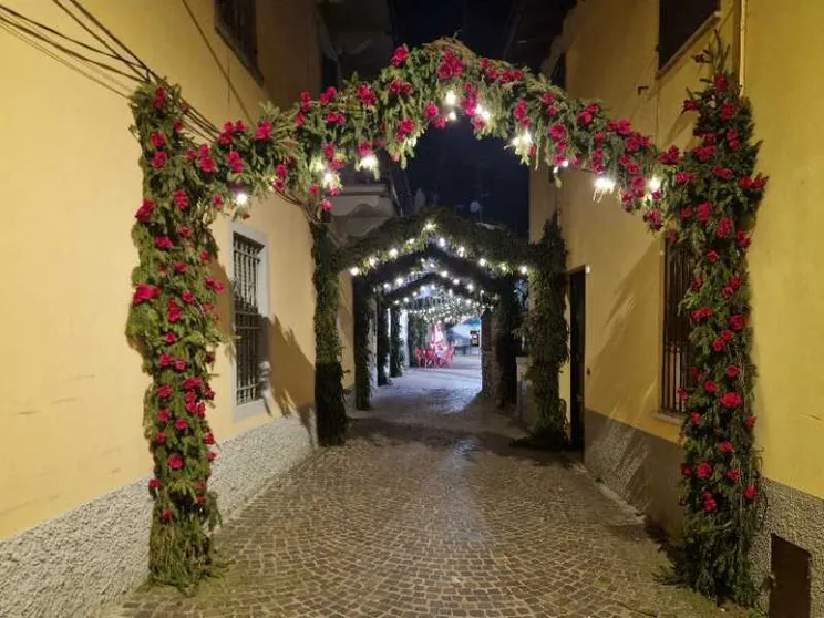Monte Isola si ammanta di fiori per celebrare la Santa Croce