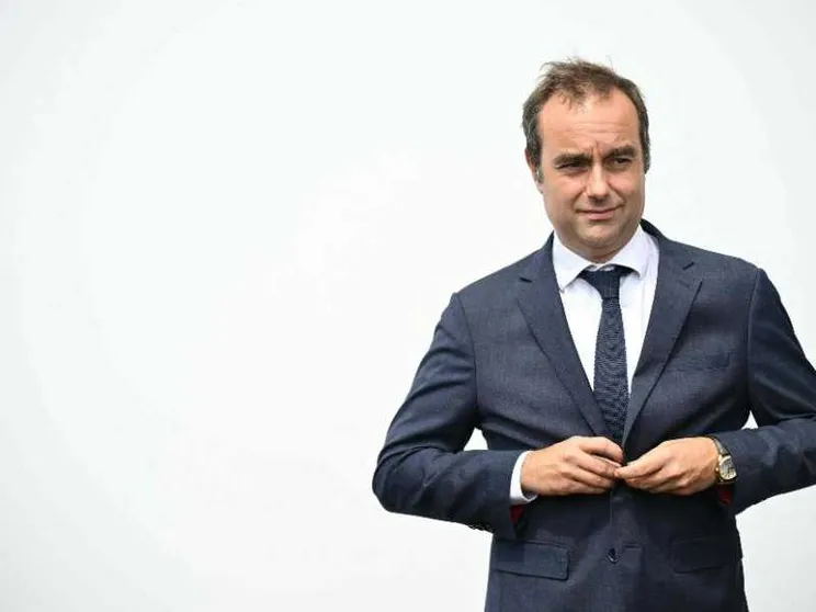 Macron ha già deciso: tocca a Lecornu tenere insieme i pezzi della Francia