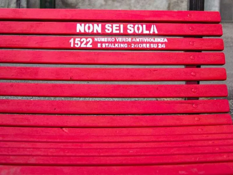 Un marito massacra la moglie, la sfigura. Davvero va compreso?
