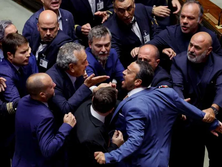 Terzo via libera (con bagarre) alla separazione delle carriere