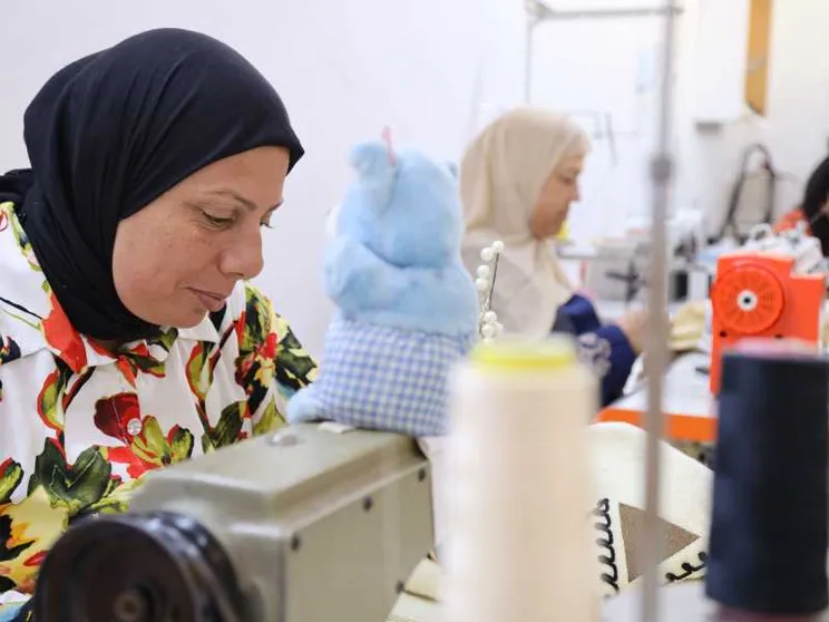 Cucire speranze in Tunisia: «Così noi artigiane possiamo ripartire»