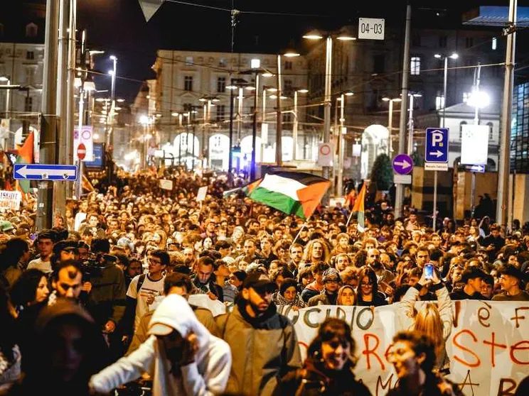 Pro-Pal “celebrano” il 7 ottobre: scontri con la polizia