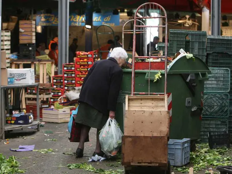 Un'anziana signora a Roma nel mercato rionale di Val Melaina