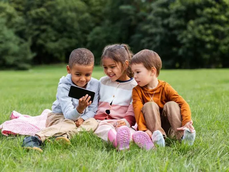 Sì al divieto di social ai ragazzi. Si faccia come col fumo