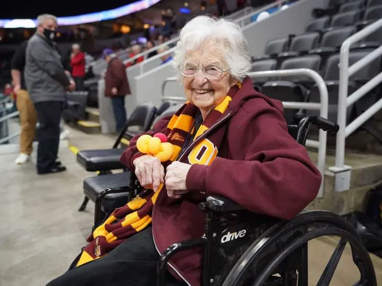 Addio a Sister Jean, icona del basket statunitense