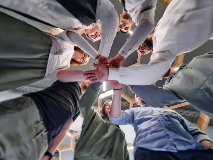 Il dolore dei ragazzi "spensierati". Silenzio che chiede ascolto