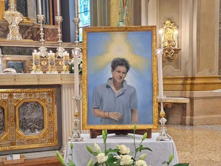 «Ciao Carlo, amico mio e di Dio...»: diecimila pellegrini nella parrocchia di Acutis