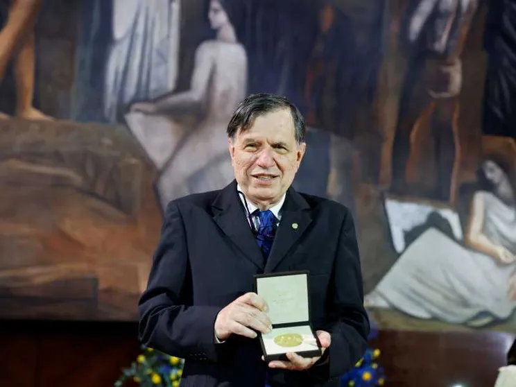 Nella foto un primo piano dello scienziato Giorgio Parisi mentre riceve il nobel per la fisica