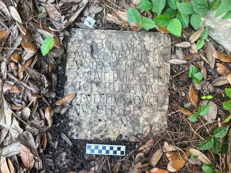 Ritrovata una lapide romana in un giardino a New Orleans (e racconta una storia d'amore)