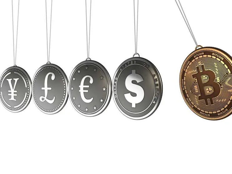 L'illustrazione mostra una serie di monete, da quelle tradizionali ai bitcoin