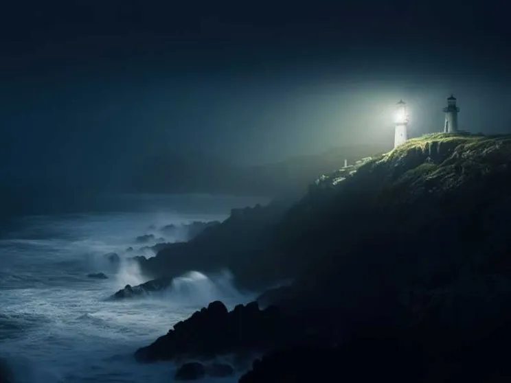 L'immagine rappresenta un faro in mezzo al mare
