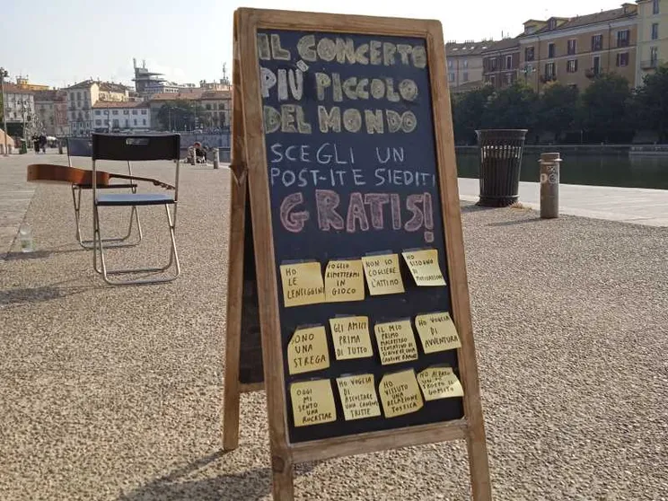 Il concerto piccolo e intimo del cantautore sui Navigli