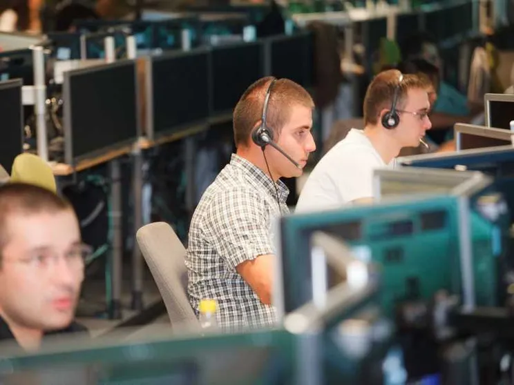 Giovani al lavoro in un'impresa digitale