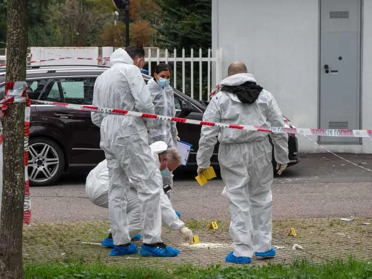 Gli agenti della Scientifica della Polizia locale di Milano durante i rilievi in via Grassini, nel quartiere Bruzzano, sul luogo dell'aggressione