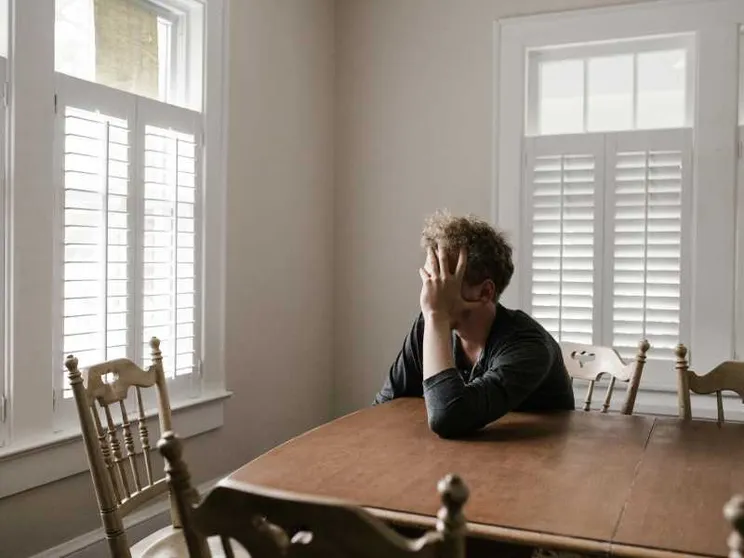 La solitudine avanza. E colpisce gli uomini giovani