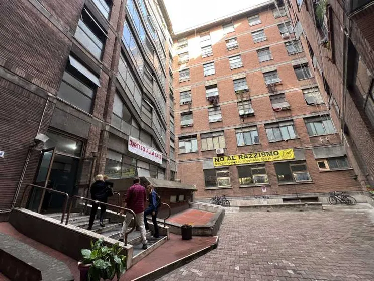 Viaggio fra gli esclusi nel palazzo occupato. «Riscatto e giustizia per il Giubileo»