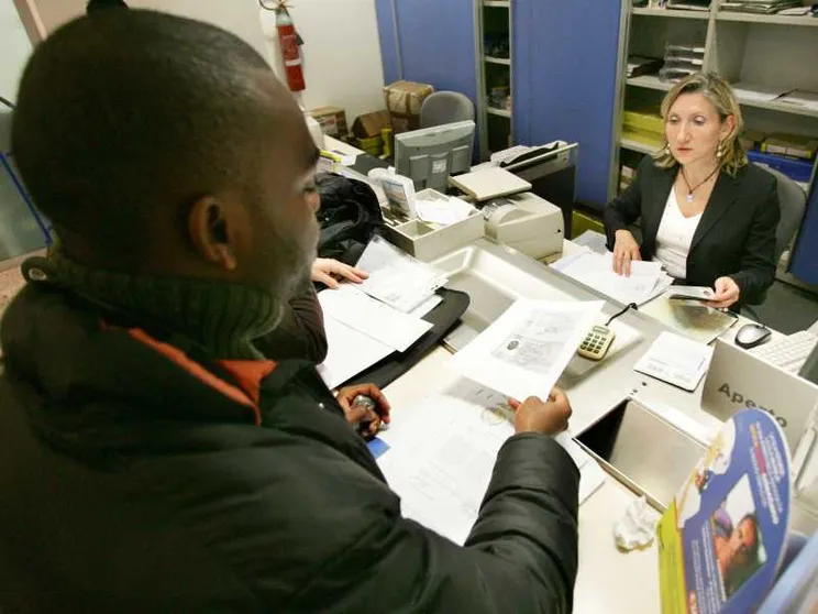Per i migranti aprire un conto corrente in Italia è ancora un’odissea