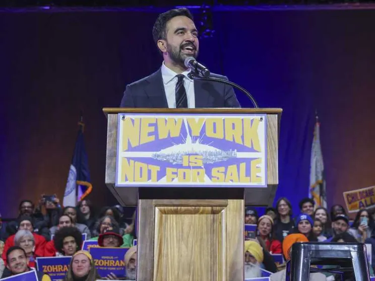 La corsa di Mamdani a sindaco di New York e gli ostacoli piazzati dalla (sua) sinistra